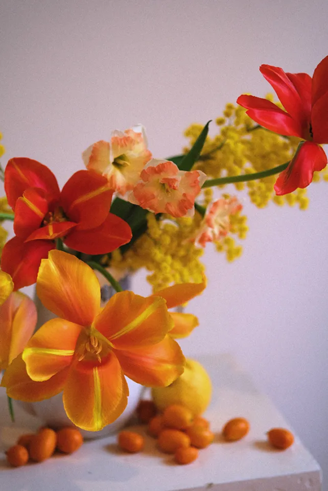 une composition florale de fleurs orange et rouge