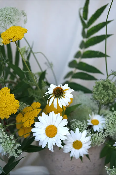 bouquet de fleurs comprenant des roses de couleurs blanches et jaunes avec des feuilles vertes