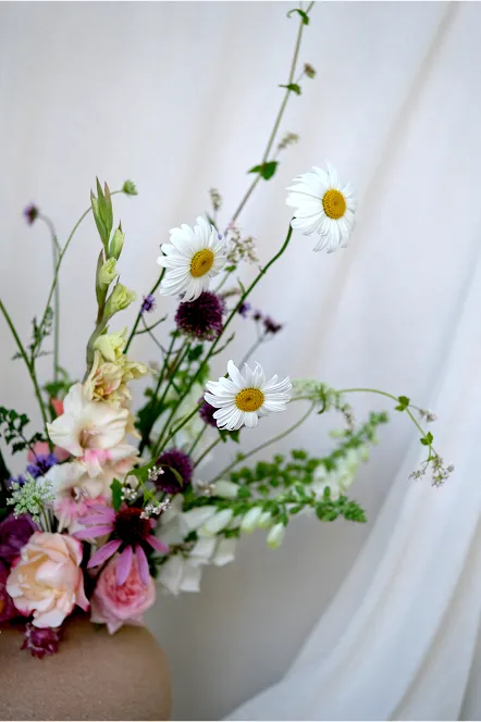 bouquet de fleurs comprenant les couleurs blanches et différentes teintes de rose