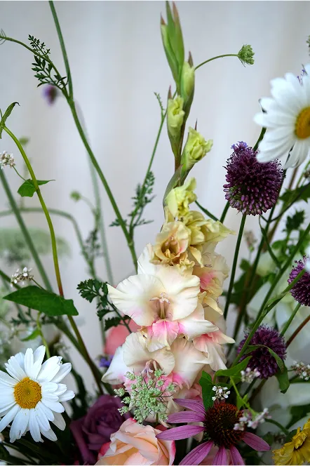 bouquet de fleurs des couleurs blanches et d’une variation de couleur rose