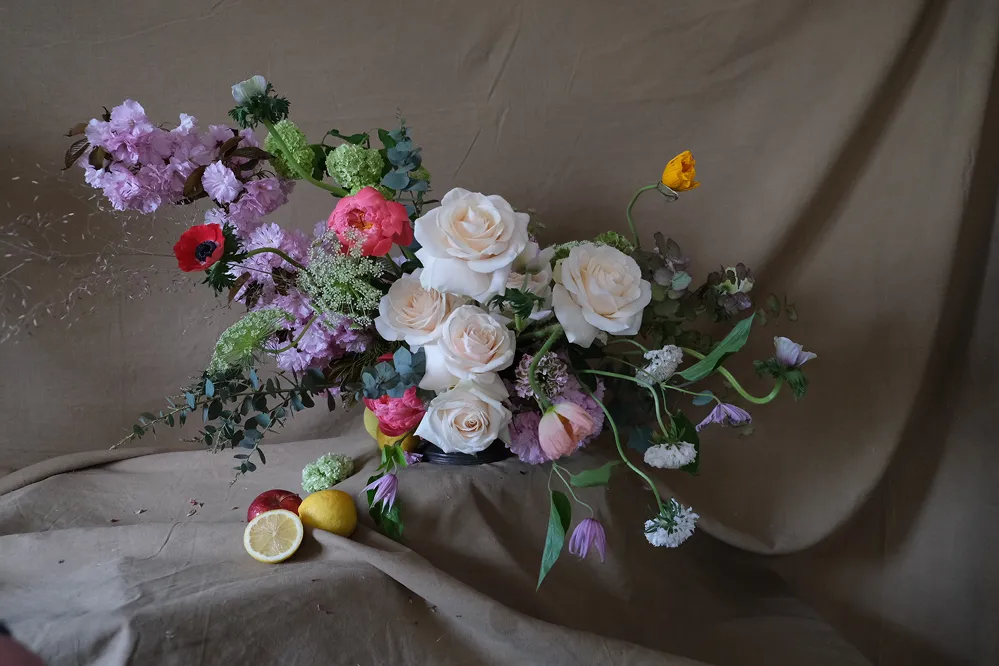 bouquet de fleurs décomposé des couleurs blanches, rose, rouge, vert et jaune avec des citrons