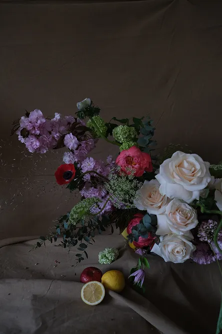 bouquet de fleurs décomposé des couleurs blanches, rose, rouge, vert et jaune avec des citrons