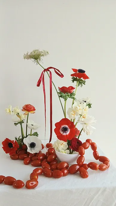bouquet de coquelicots de couleur rouge et blanc avec des tomates cerises