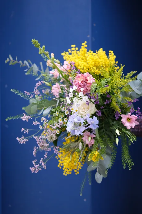 bouquet de fleurs des couleurs blanches, rose, jaune et vert