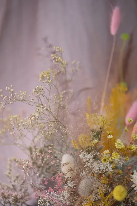 une composition florale des couleurs blanches, jaune et rose