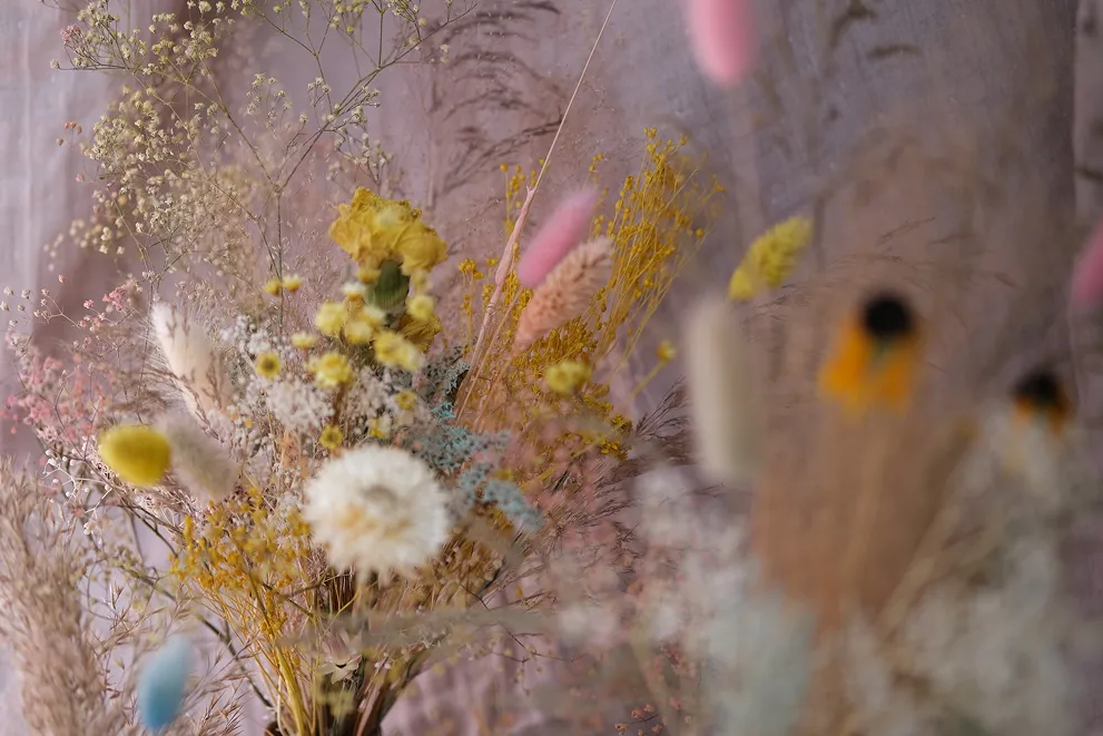 une composition florale des couleurs blanches, jaune et rose