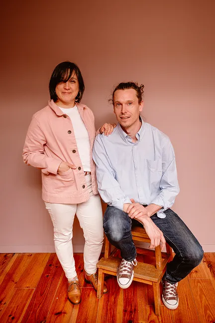 les fleurs de l’Autre Saison, Céline debout et Stéphane assis sur un tabouret, tous deux très souriants