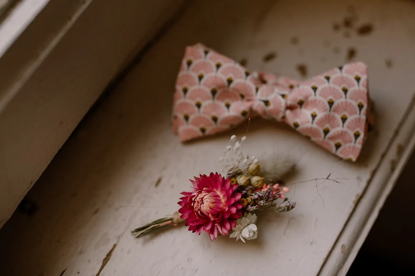 nos papillons roses ainsi qu’un tout petit bouquet de fleurs roses, blanc et jaune