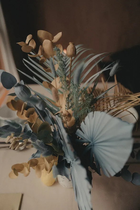 une composition florale unique de bleu et doré