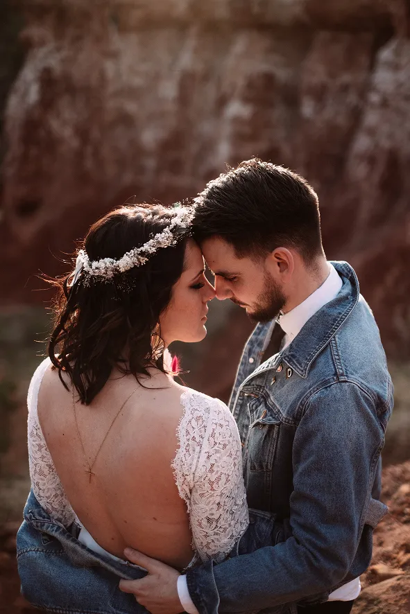 un couple de mariés se regardant avec affection, et se tenant dans leurs bras