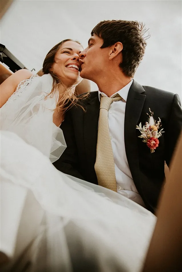 un couple de mariés s’embrassant