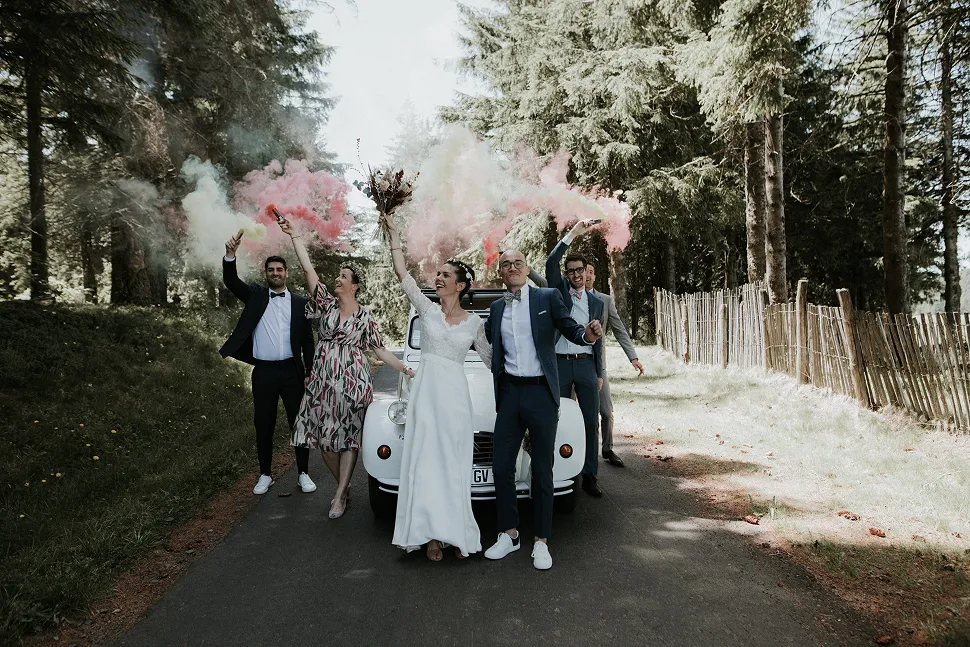 une famille célébrant un mariage