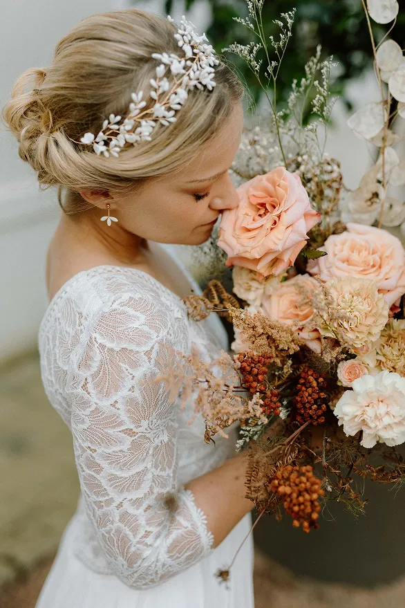 lors d’un mariage, la mariée portant des roses