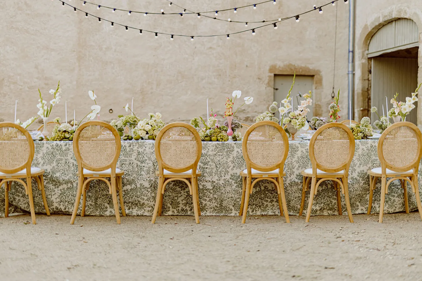 une table de mariage remplie de fleurs