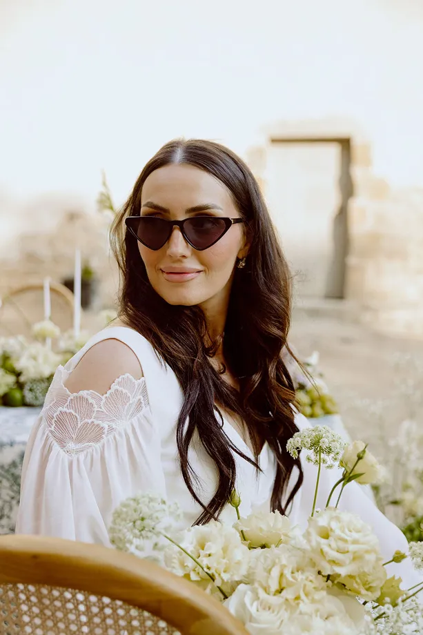 une photo de la mariée portant des lunettes de soleil